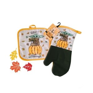 Star Wars Mandalorian Baby Yoda Neoprene Oven Mitt & Potholder Set
